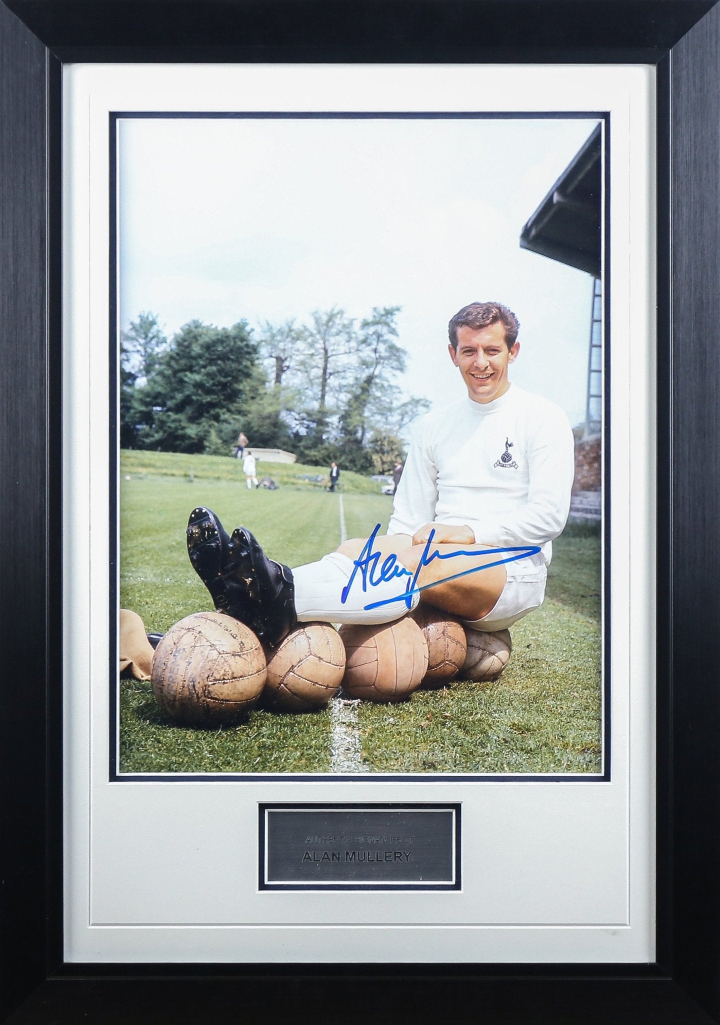 Alan Mullery Signed 12x16 Photograph Framed Display - Memorabilia Framers Shop